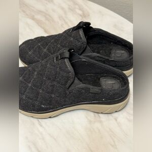 Bionica Akina black quilted wool slip-on clogs 9.5 slip resistant bottoms